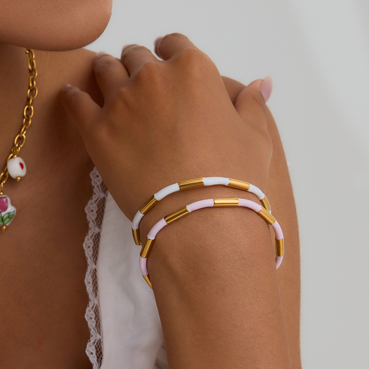 ELENYS Pure Line – bílý pevný pozlacený náramek